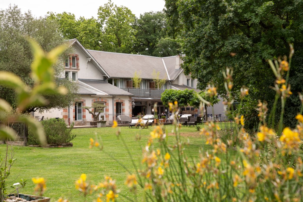 Gites Chambres Dhotes Tarn 81 Gite haut de gamme 30 pers - piscine / 14 chambres