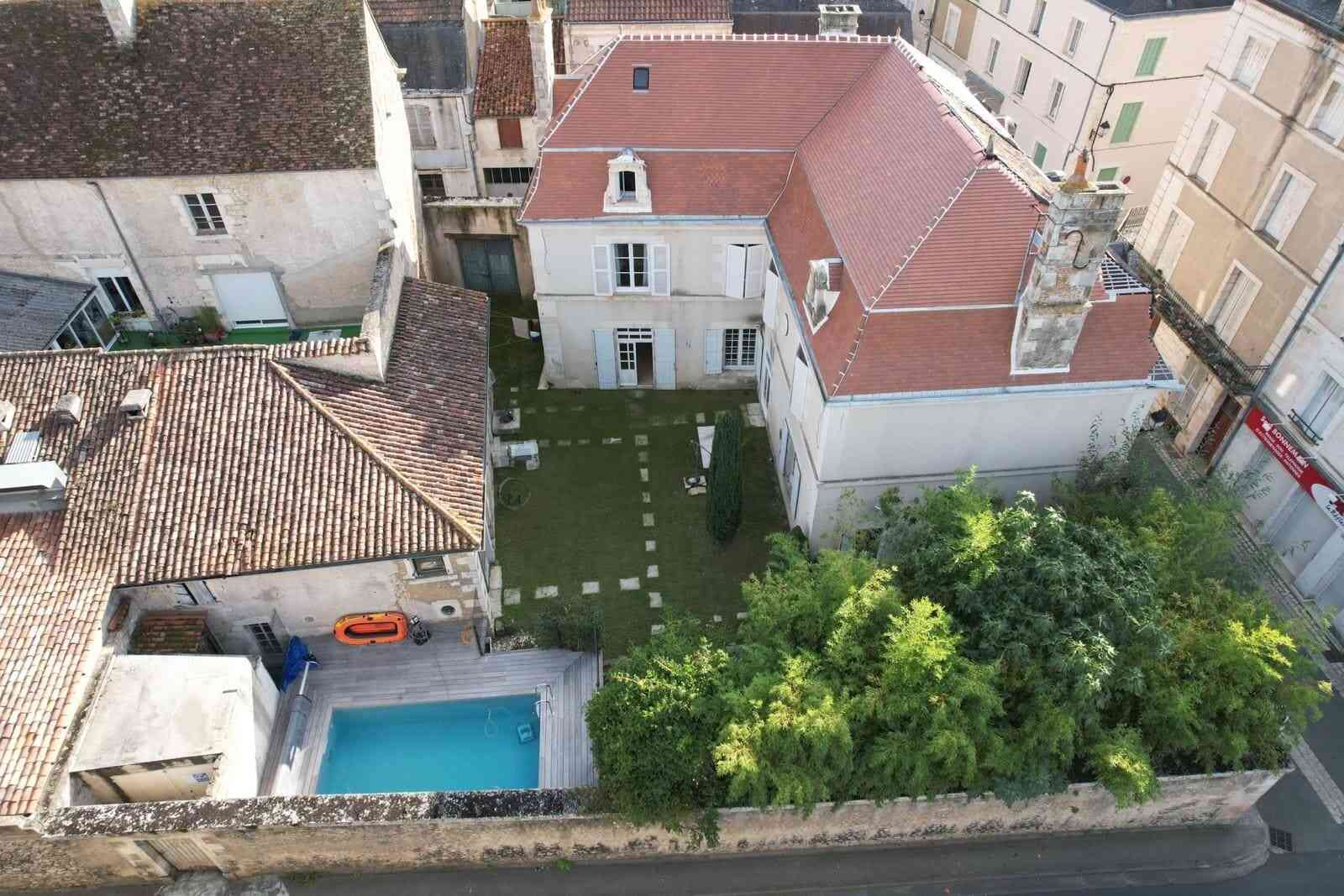 Gites Chambres Dhotes Vienne 86 maison de bourg ancienne, piscine, sauna...