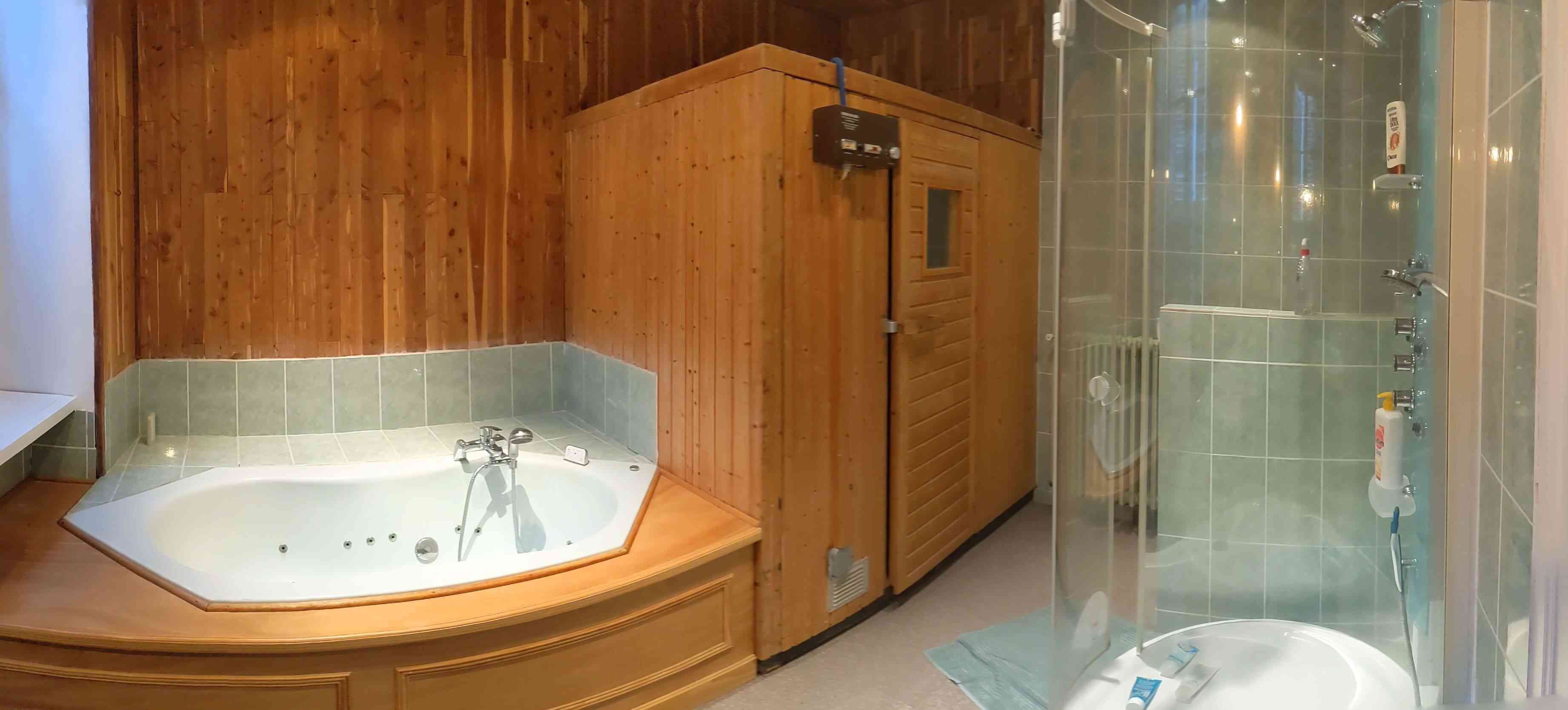 Gites Chambres Dhotes Vienne 86 maison de bourg ancienne, piscine, sauna...