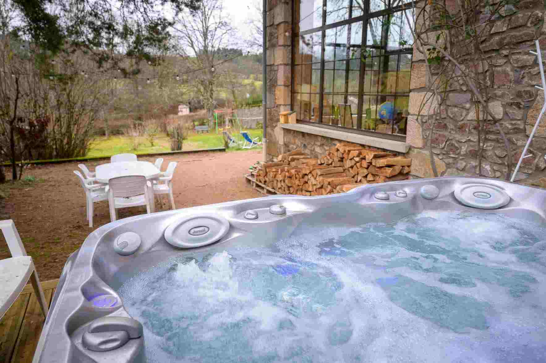 Gites Chambres Dhotes Rhône 69 Grand Gite 18 personnes Lyon Gite aux volets jaune