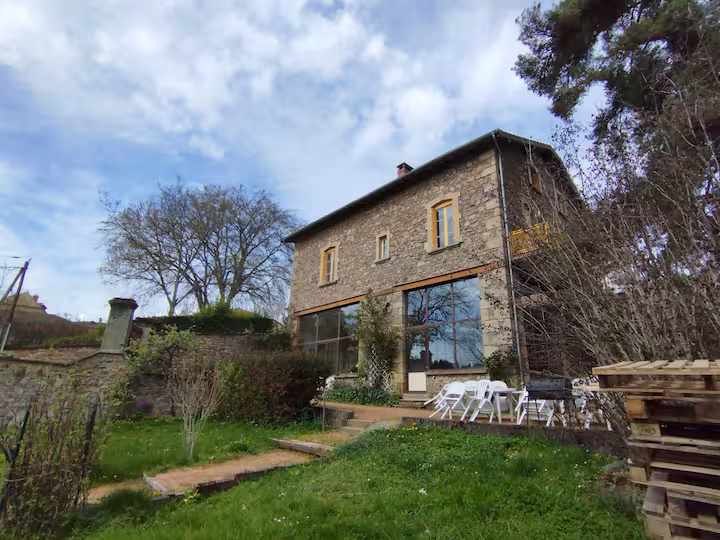 Gites Chambres Dhotes Rhône 69 Grand Gite 18 personnes Lyon Gite aux volets jaune